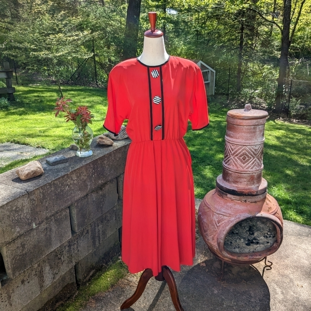 Vintage | Brownstone Studio | Short-Sleeved Red Dress with Pockets